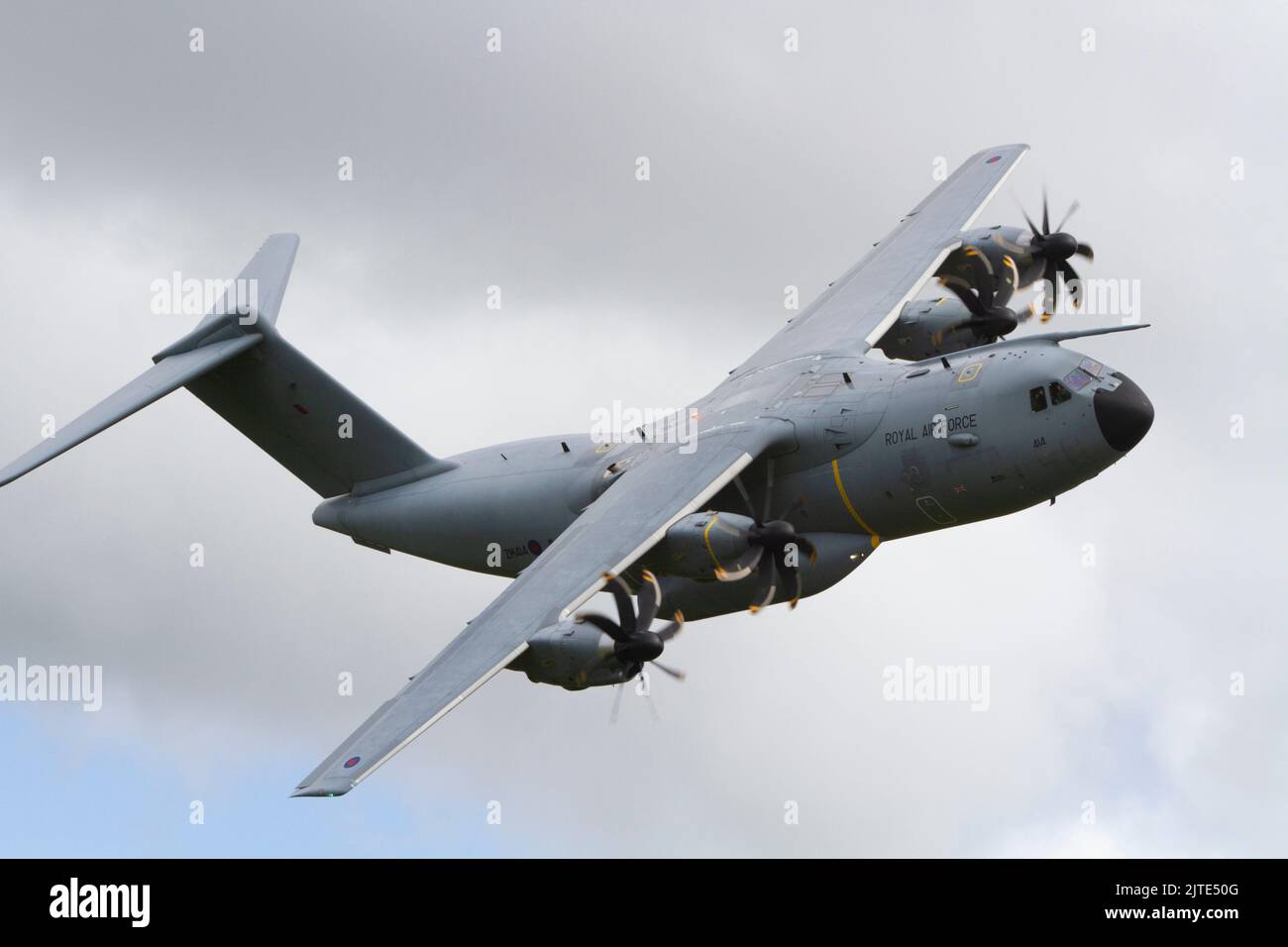 RAF Airbus A400M, Reg ZM414 und Rufzeichen Ascot495, üben Tiefflug im Mach Loop Gebiet in Wales Stockfoto