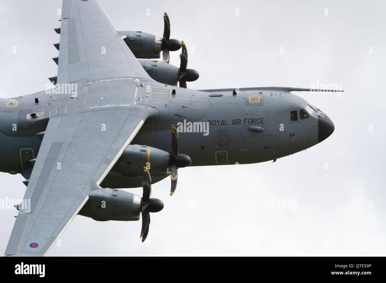 RAF Airbus A400M, Reg ZM414 und Rufzeichen Ascot495, üben Tiefflug im Mach Loop Gebiet in Wales Stockfoto