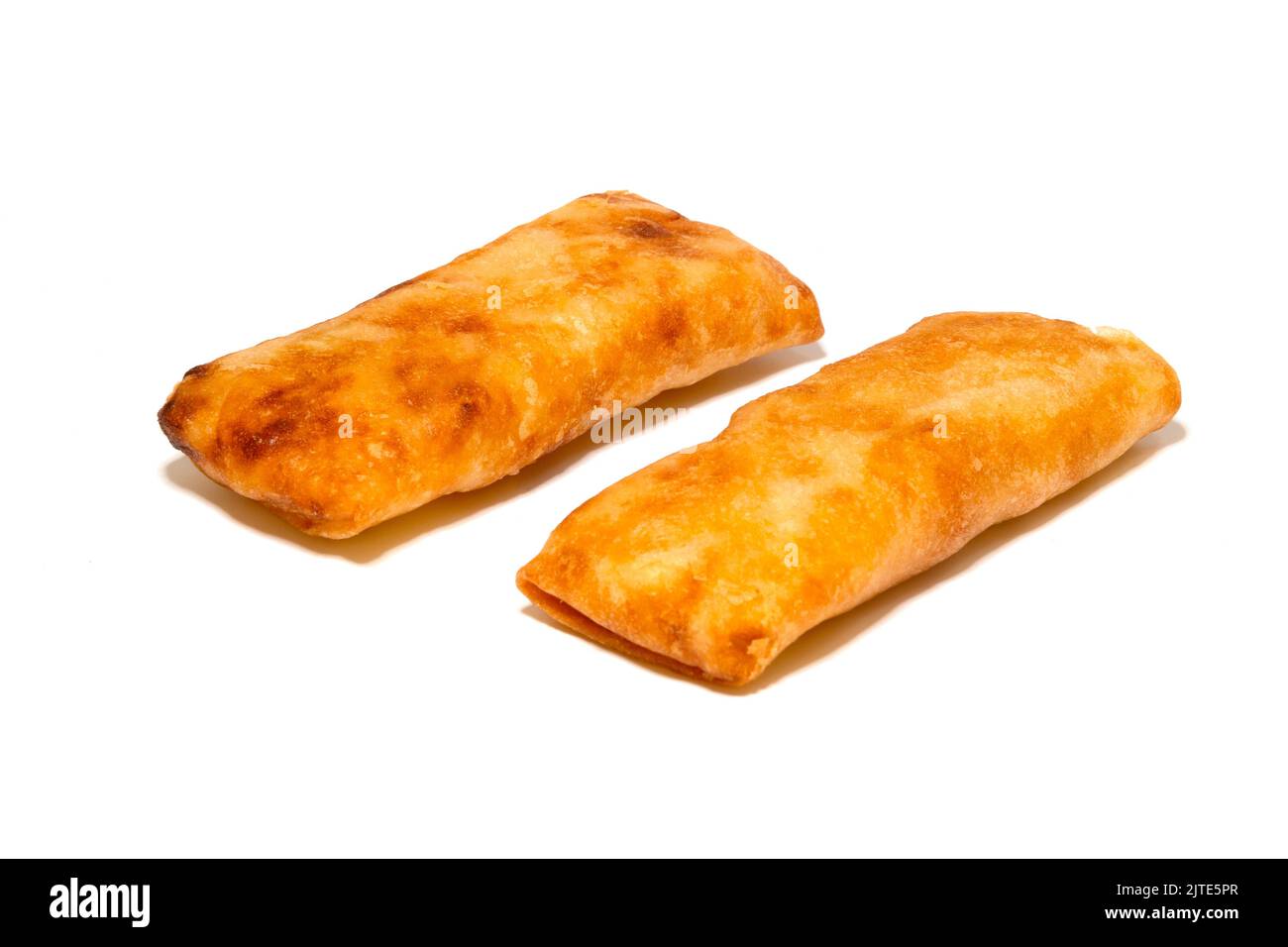 Chinesische Frühlingsrollen mit Gemüse auf weißem Hintergrund Stockfoto