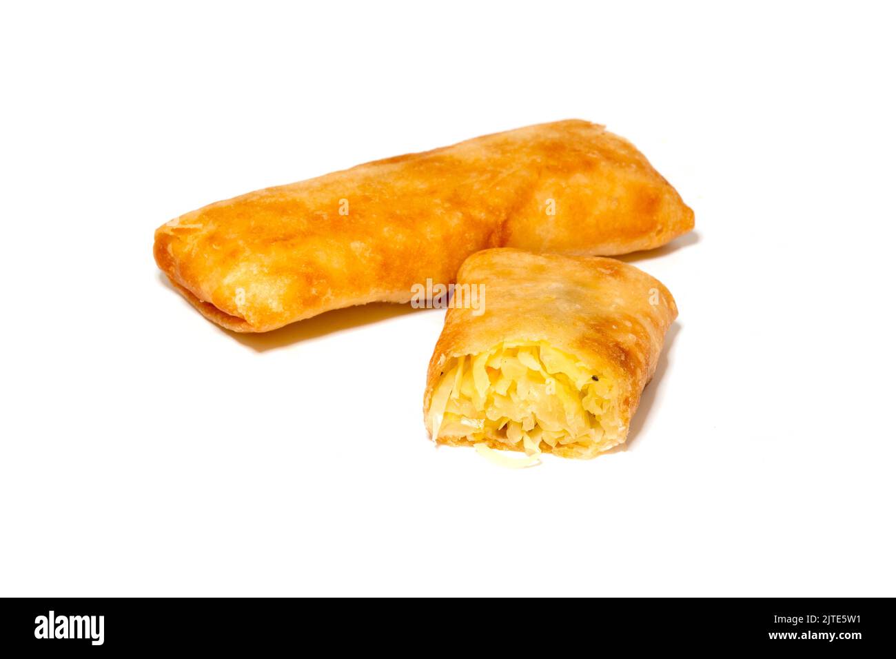 Chinesische Frühlingsrollen mit Gemüse auf weißem Hintergrund Stockfoto