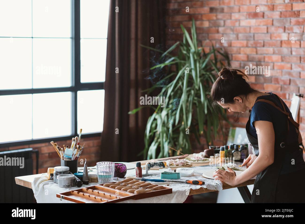 Künstler Arbeitsplatz Kunst Handwerk weiblich arbeiten Studio Stockfoto
