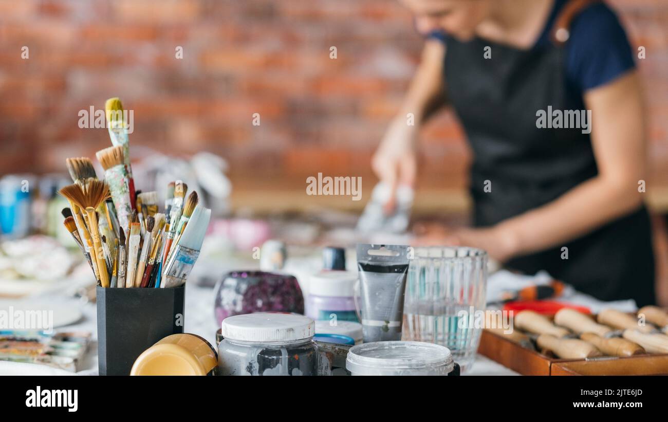 Künstler Arbeitsplatz Kunst Handwerk weiblich arbeiten Studio Stockfoto