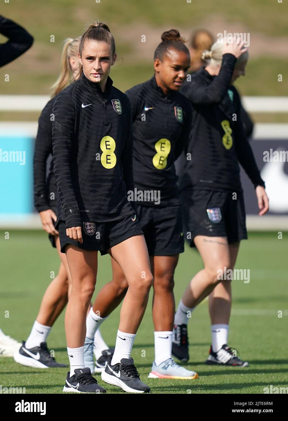 Englands Ella Toone (links) während einer Trainingseinheit im St. George's Park, Burton-on-Trent. Bilddatum: Dienstag, 30. August 2022. Stockfoto