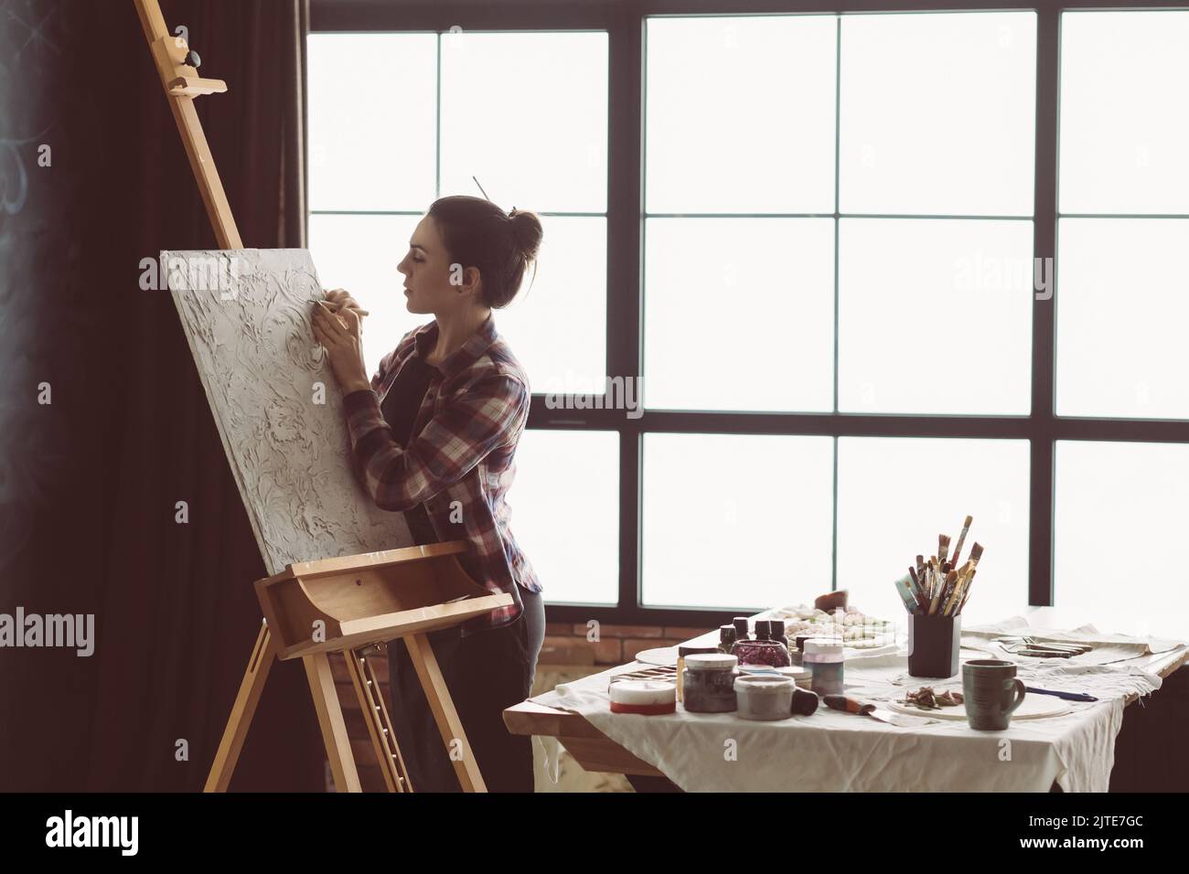 Kunstwerk Konzentration Inspiration Frau Werkzeug Stockfoto