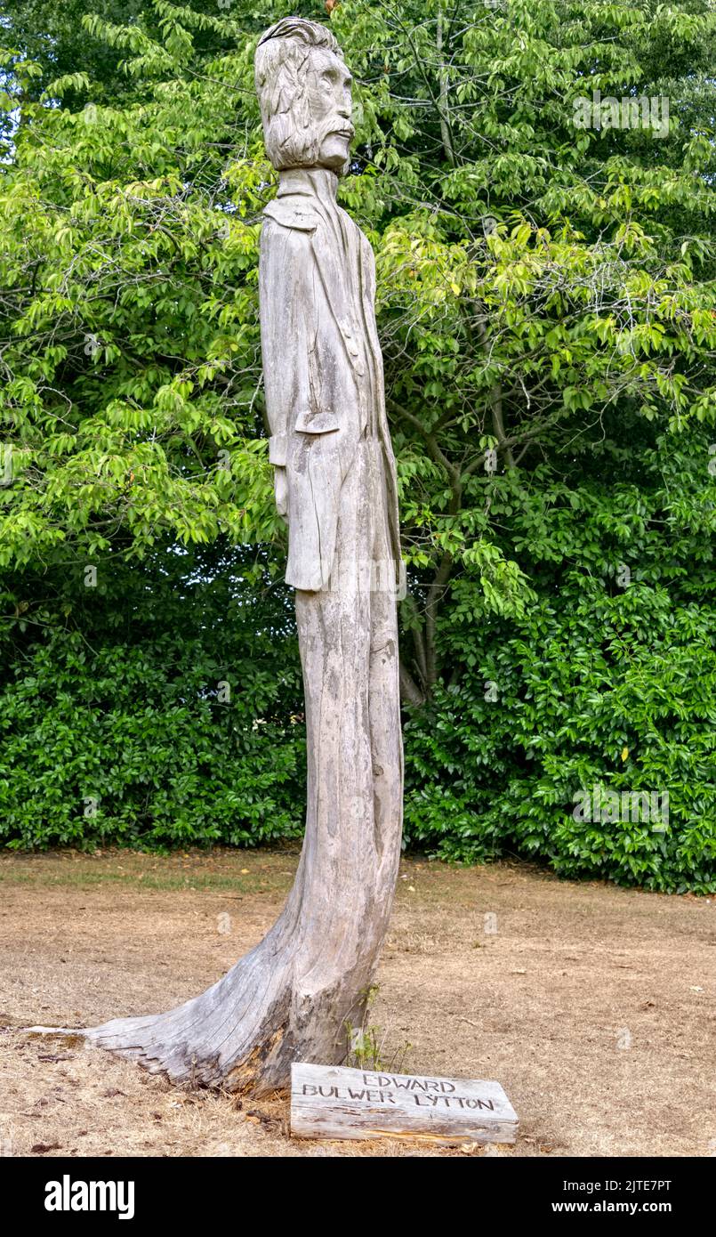 Geschnitzte Holzskulptur von Edward Bulwer Lytton in den Gärten des Knebworth House UK Stockfoto