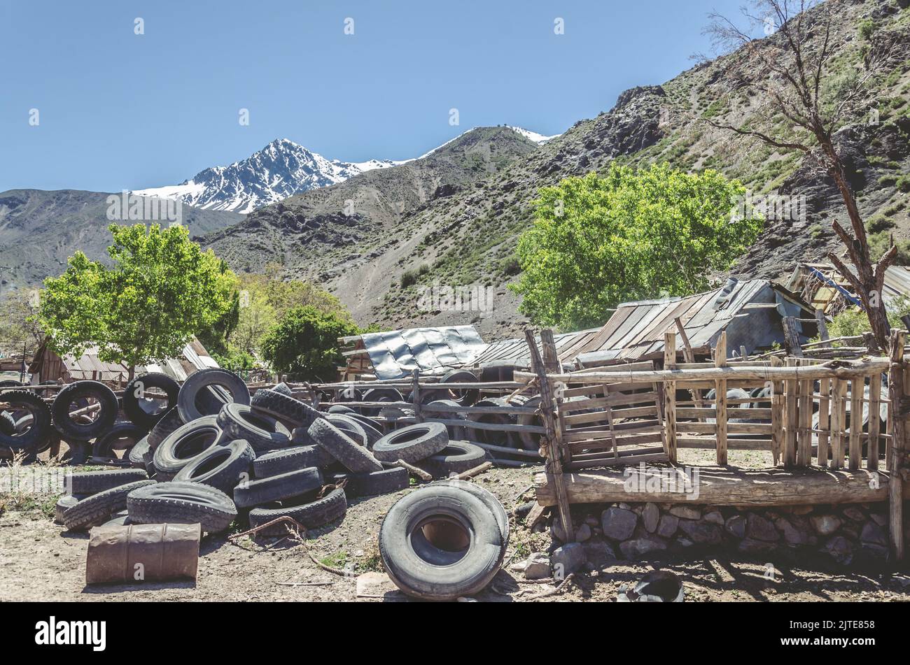 Die alten Reifen in Caminho para Cajon Del Maipo, Embalse el Yeso, Chile Stockfoto