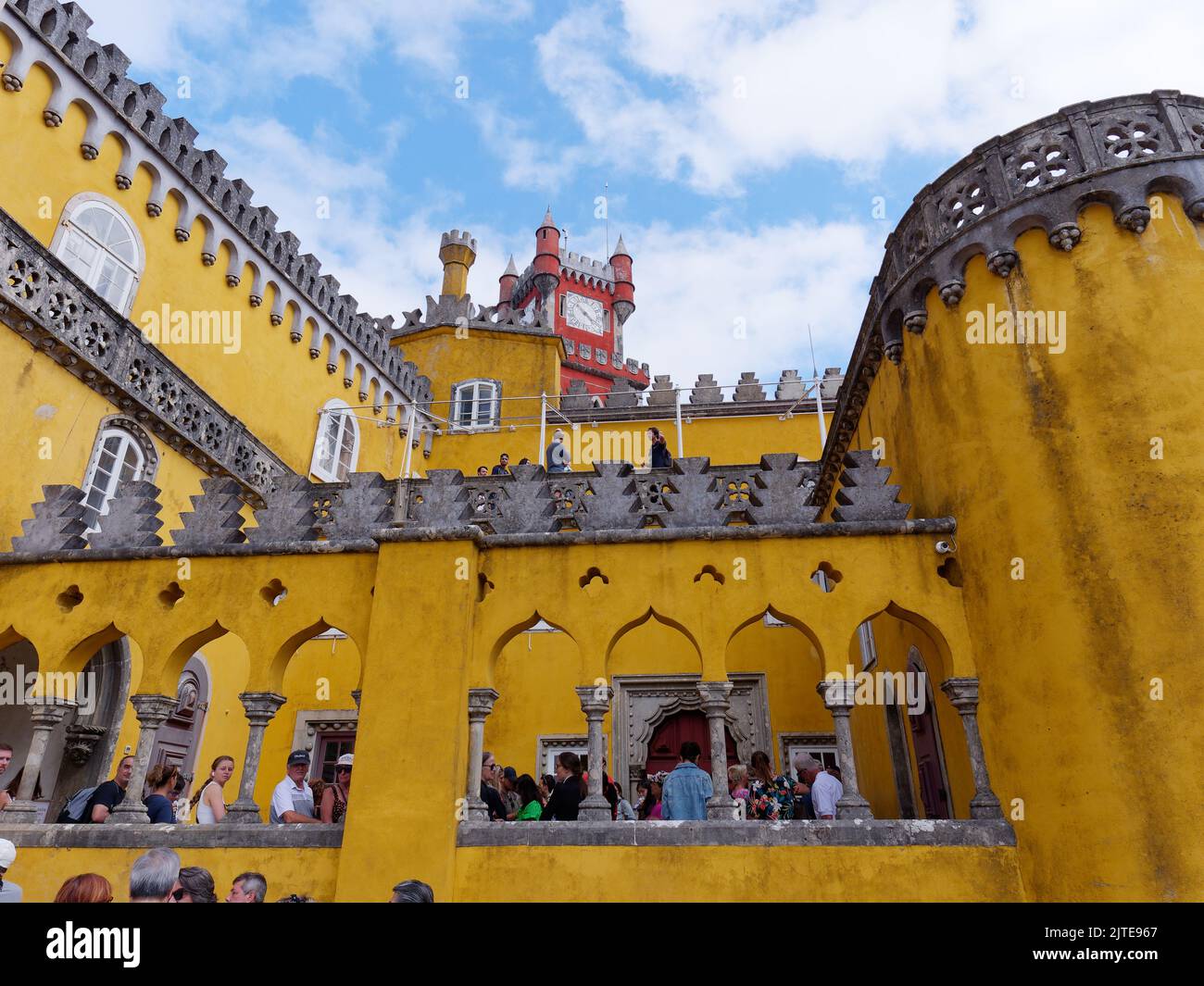 Nahaufnahme der gelben Mauern des Pena-Palastes, Sintra, Stadtteil Lissabon, Portugal. Stockfoto