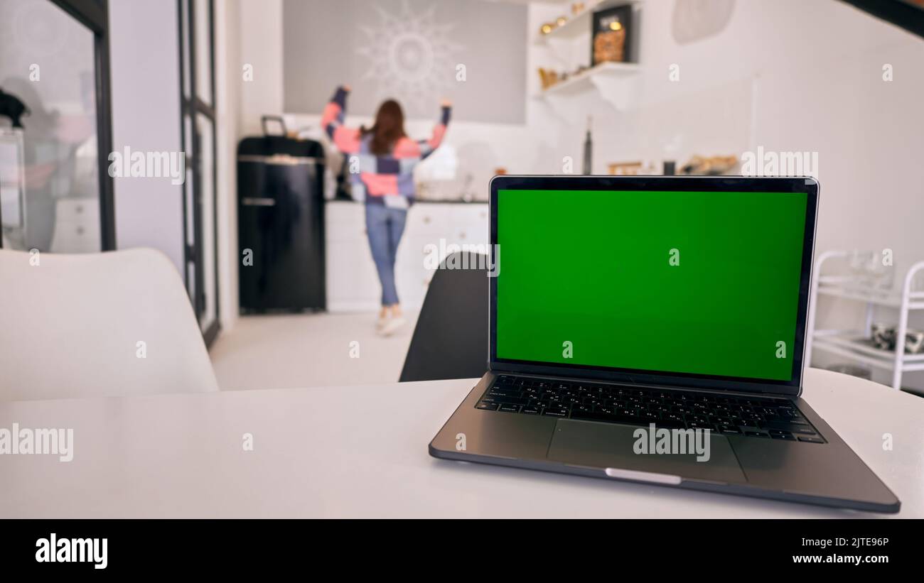 Eine Nahaufnahme des Notizbuchs mit grünem Chroma-Key-Hintergrund auf dem Tisch Stockfoto