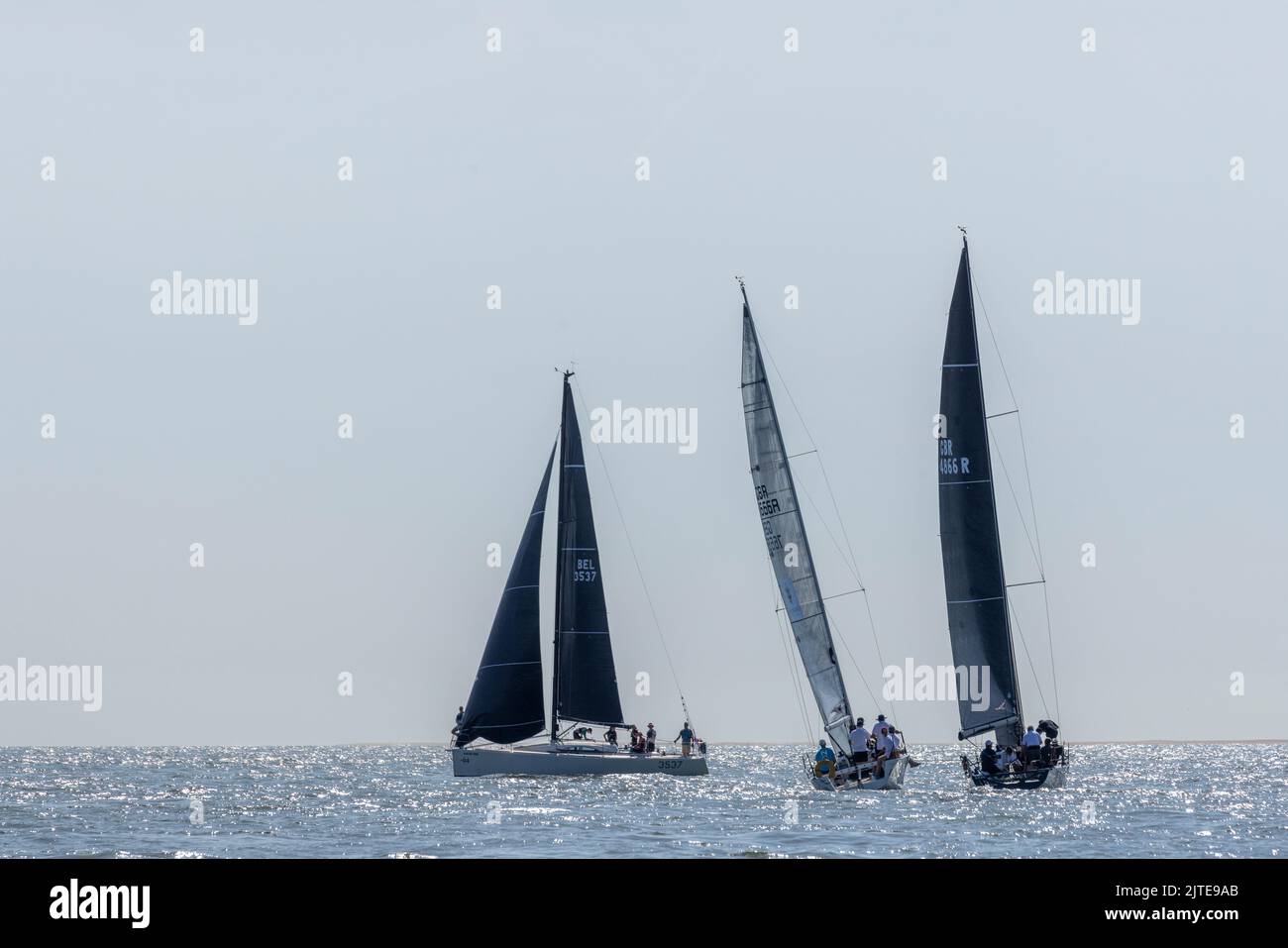 Segelboote, die an Rennen während der Ramsgate-Woche des Royal Temple Yacht Club im Juli 2022 teilnehmen Stockfoto