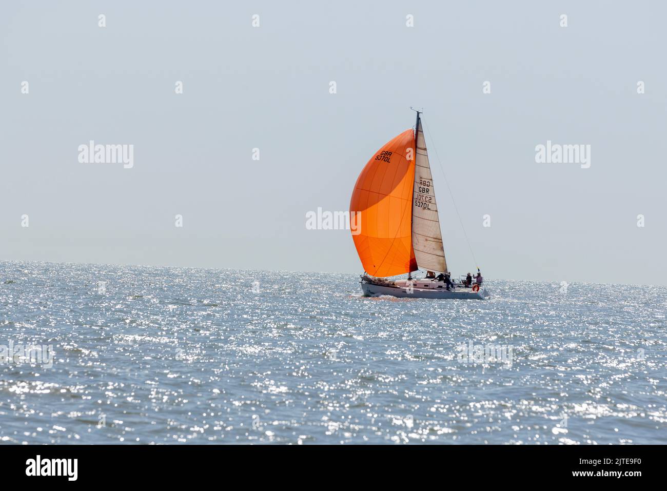 Segelboote, die an Rennen während der Ramsgate-Woche des Royal Temple Yacht Club im Juli 2022 teilnehmen Stockfoto