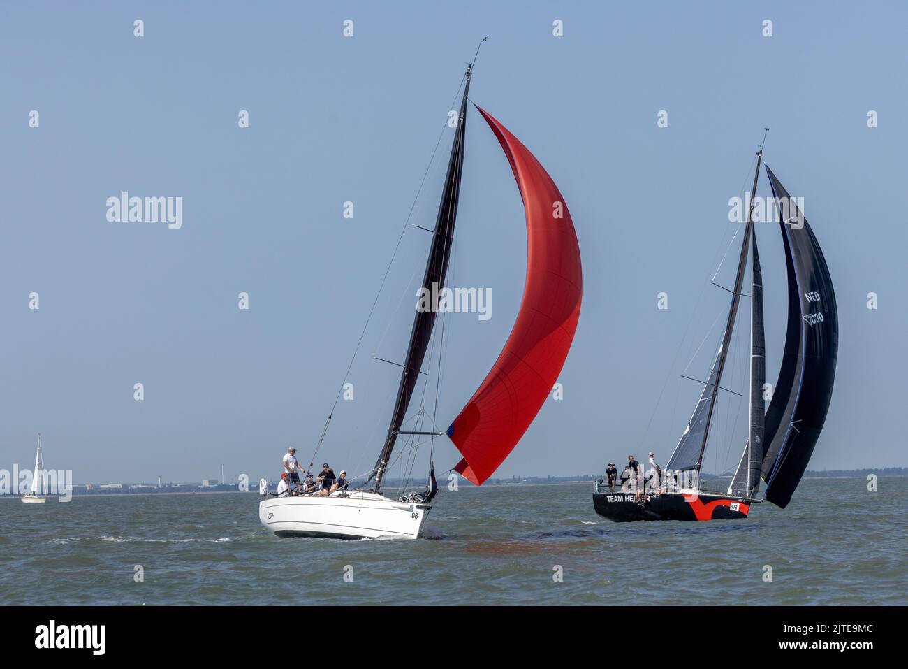 Segelboote, die an Rennen während der Ramsgate-Woche des Royal Temple Yacht Club im Juli 2022 teilnehmen Stockfoto