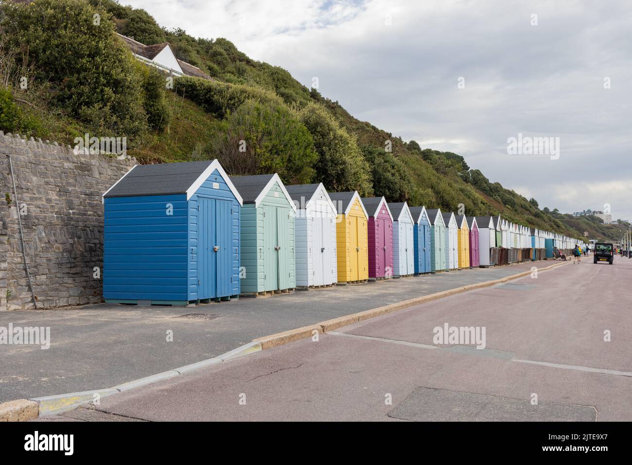 Bunte Strandhütten entlang der Promenade in Alum Chine, Bournemouth, England Stockfoto
