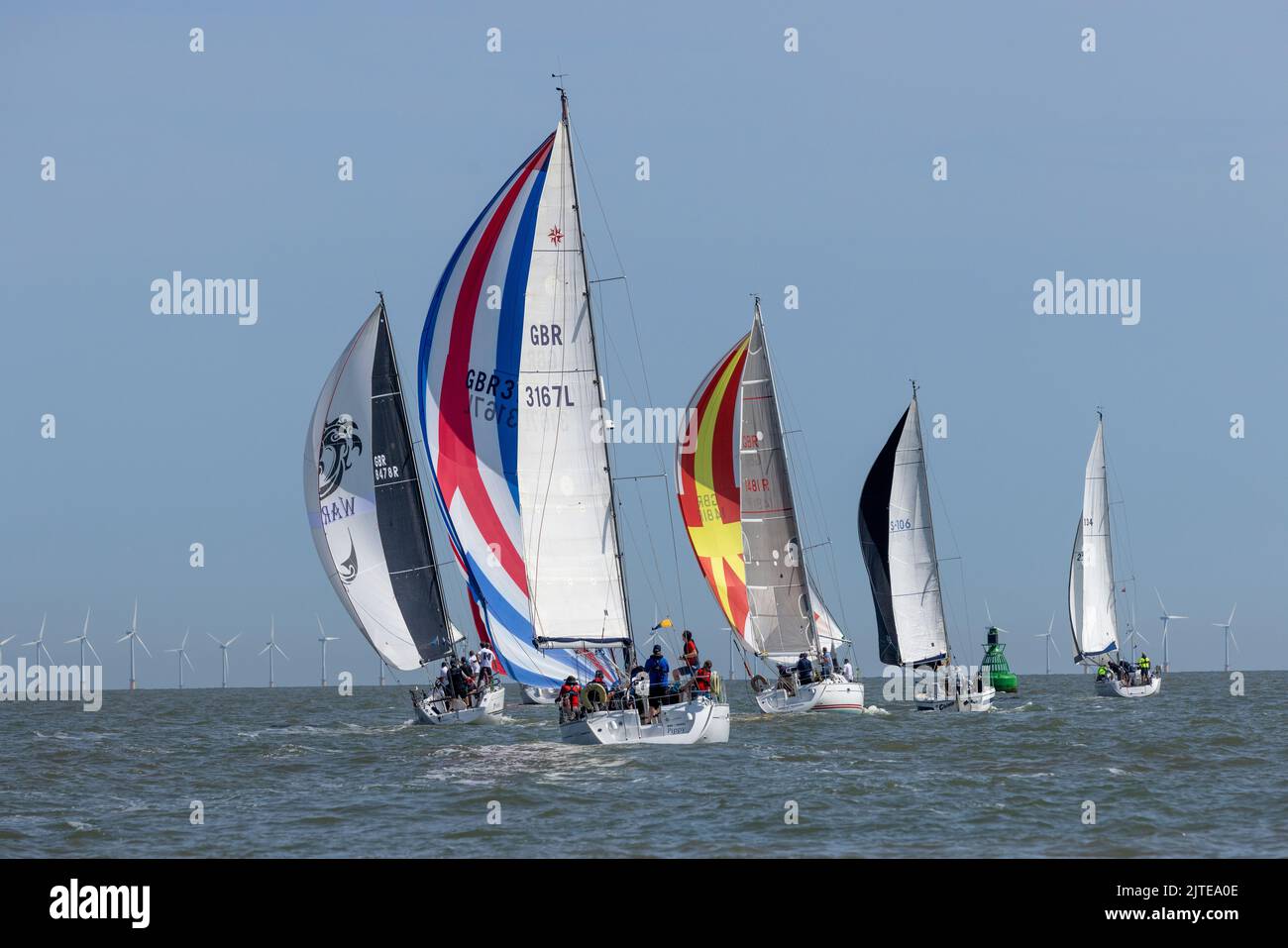 Segelboote, die an Rennen während der Ramsgate-Woche des Royal Temple Yacht Club im Juli 2022 teilnehmen Stockfoto