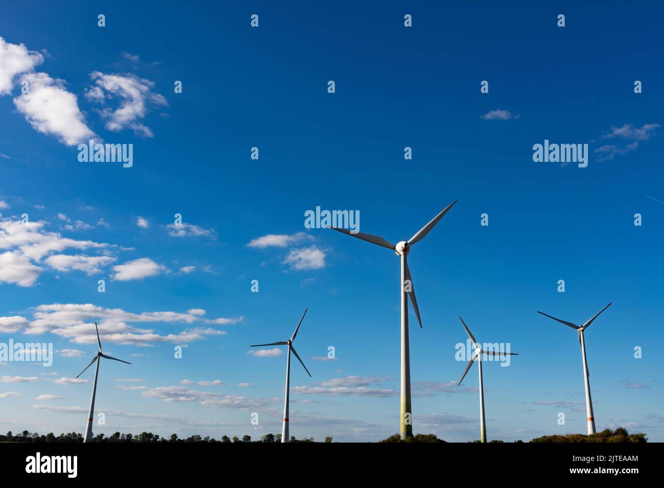 Windkraftanlage in Issum vor blauem Himmel Stockfoto