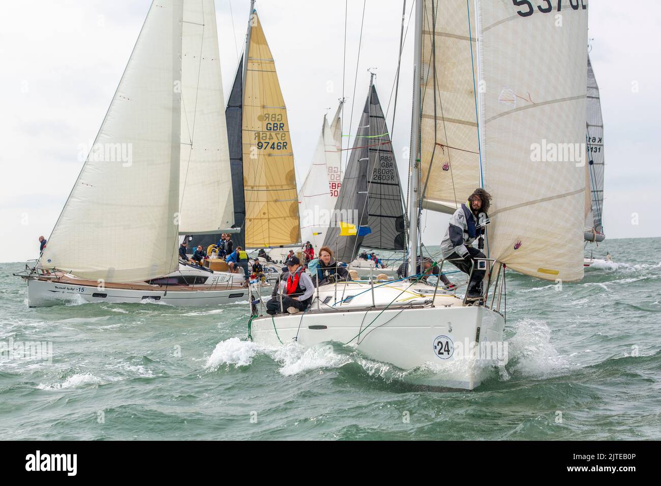 Segelboote, die an Rennen während der Ramsgate-Woche des Royal Temple Yacht Club im Juli 2022 teilnehmen Stockfoto