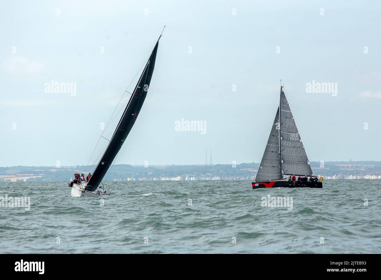 Segelboote, die an Rennen während der Ramsgate-Woche des Royal Temple Yacht Club im Juli 2022 teilnehmen Stockfoto