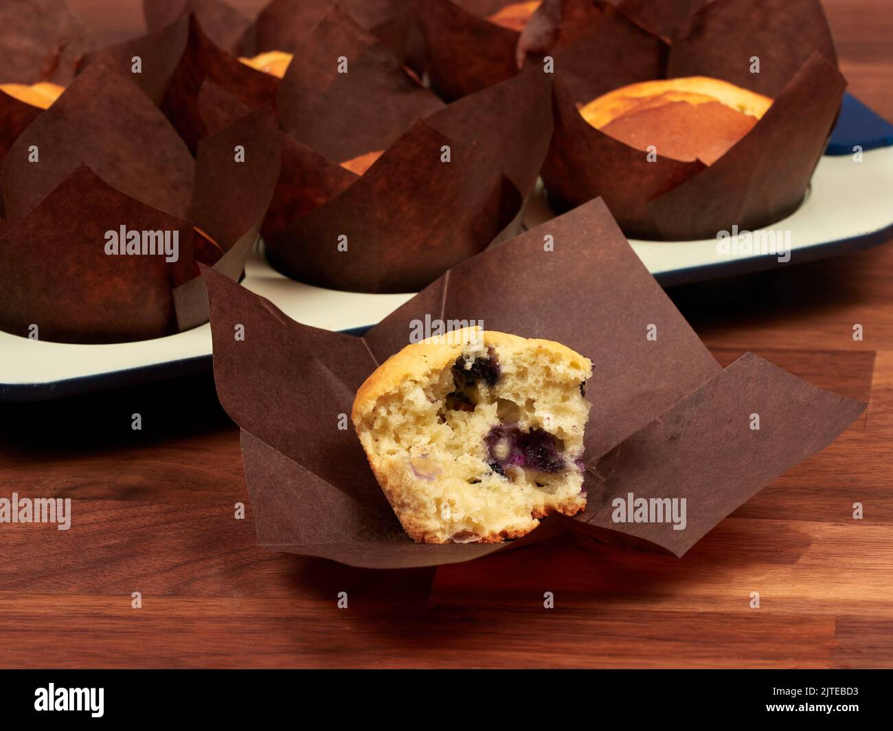 Ricotta- und Blaubeer-Muffins in einem grauen Muffin-Tablett Stockfoto