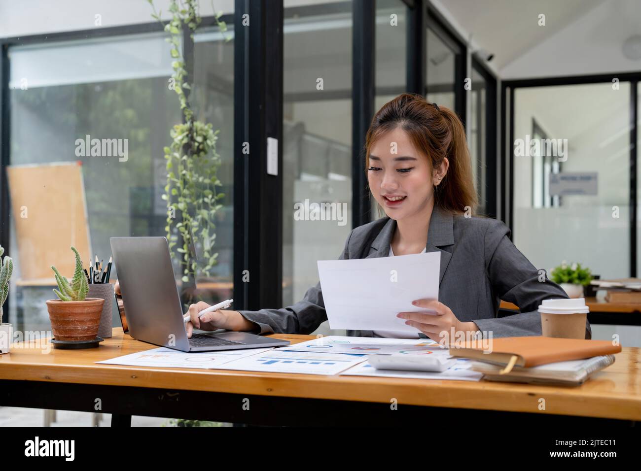 Geschäftsfrau oder Buchhalterin, die finanzielle Investitionen in Kalkulator, berechnen, analysieren Geschäft und Marketing-Wachstum auf Finanzdokumenten-Daten Stockfoto