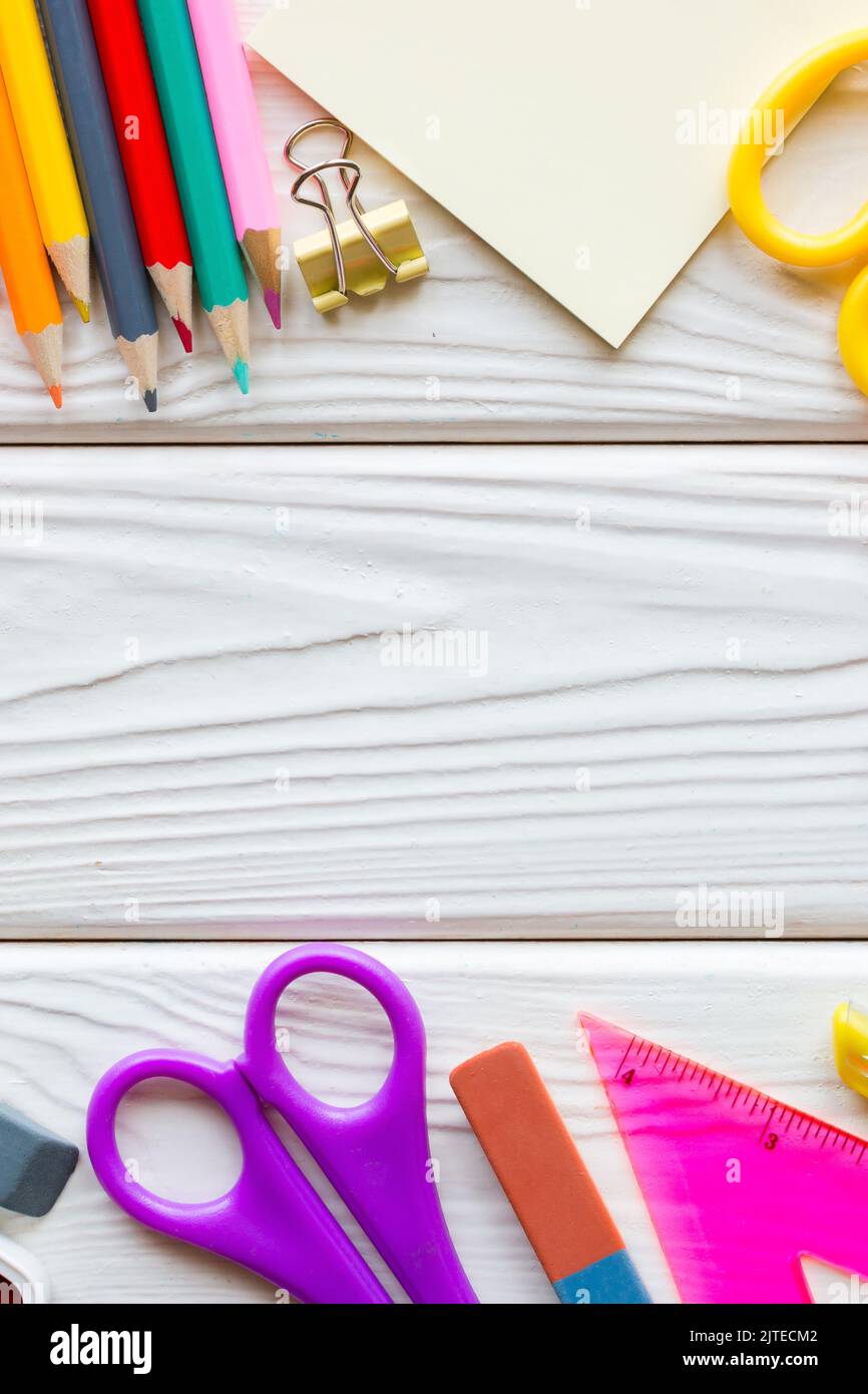 Vorlage für Schulbedarf auf weißem Holzhintergrund Stockfoto