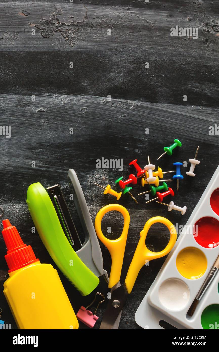 Schulbedarf auf einer Tafel mit Platz für Text. Schulbildungskonzepte Stockfoto