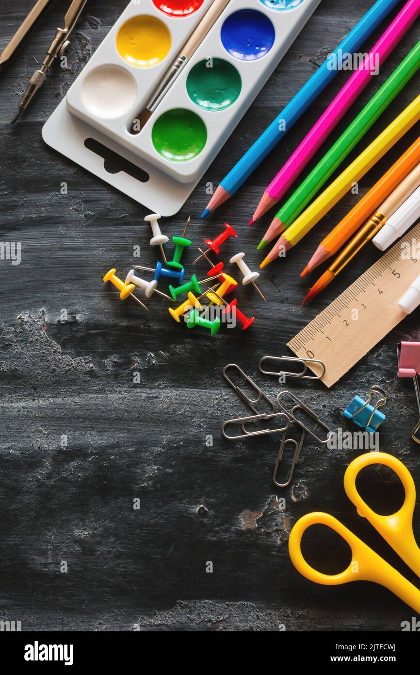 Die Accessoires für das Studium in der Schule auf der Tafel mit dem Raum Für Text Stockfoto