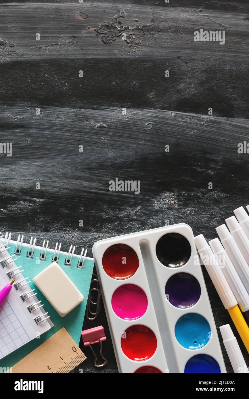 Schulbedarf auf einer Tafel mit Platz für Text Stockfoto