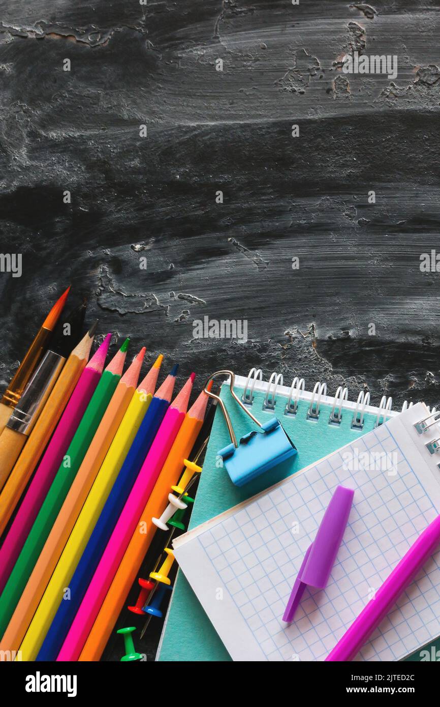 Schulbedarf auf einer Tafel mit Platz für Text Stockfoto