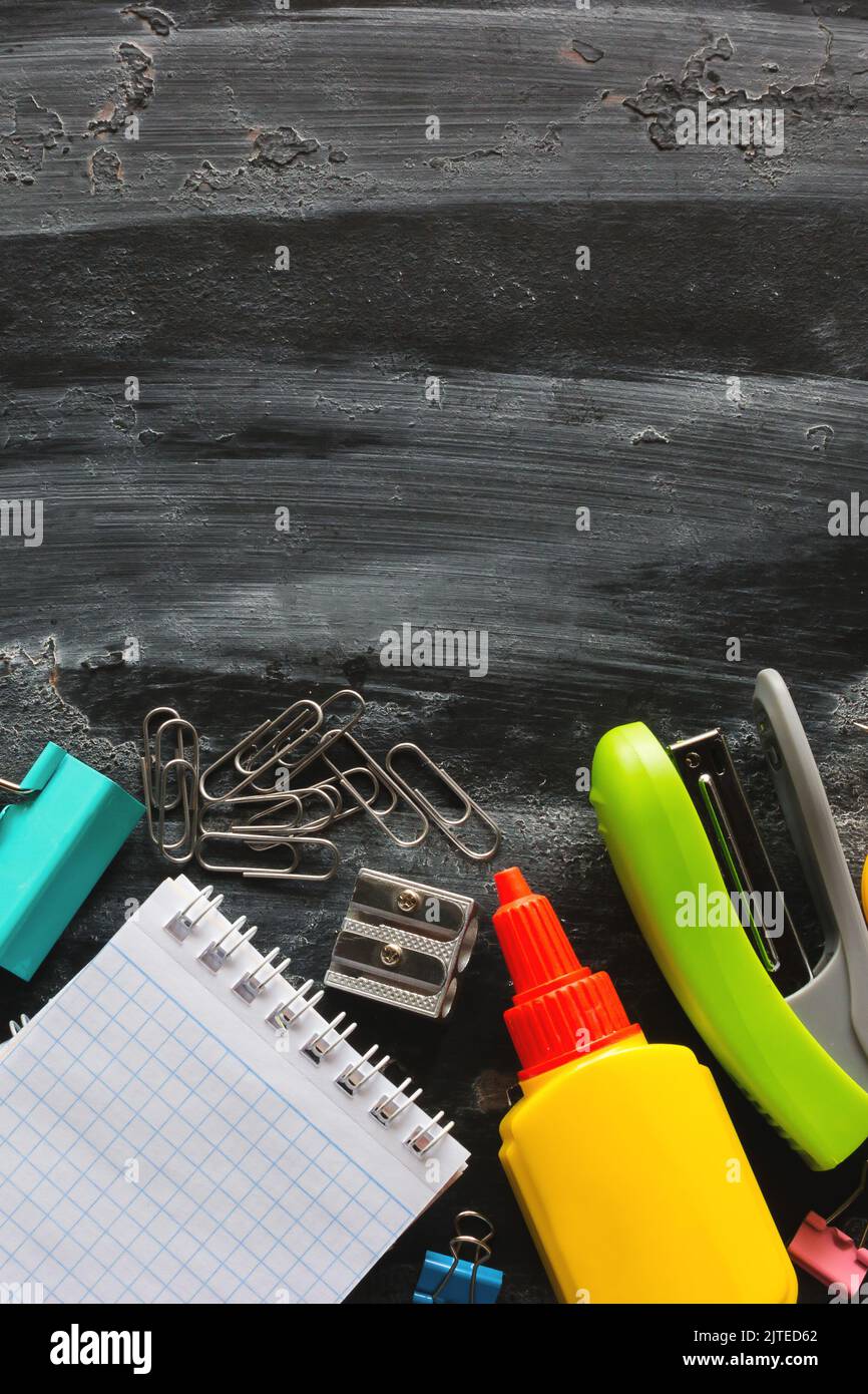 Schulbedarf auf einer Tafel mit Platz für Text. Schulbildungskonzepte Stockfoto