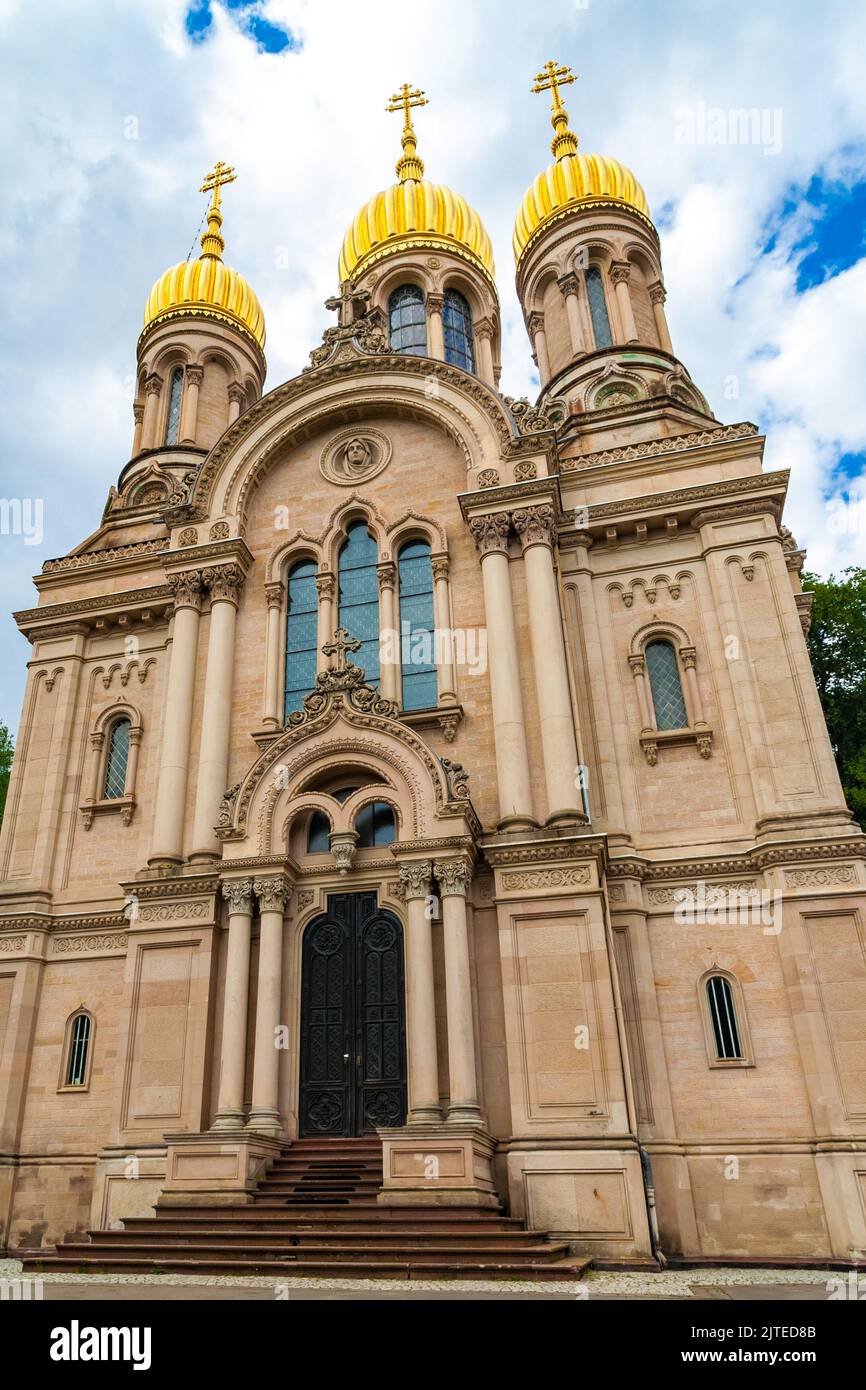 Schöne Nahaufnahme des Westeingangs der berühmten russisch-orthodoxen Kirche St. Elisabeth, auch Griechische Kapelle genannt, mit ihren fünf vergoldeten Zwiebeln... Stockfoto