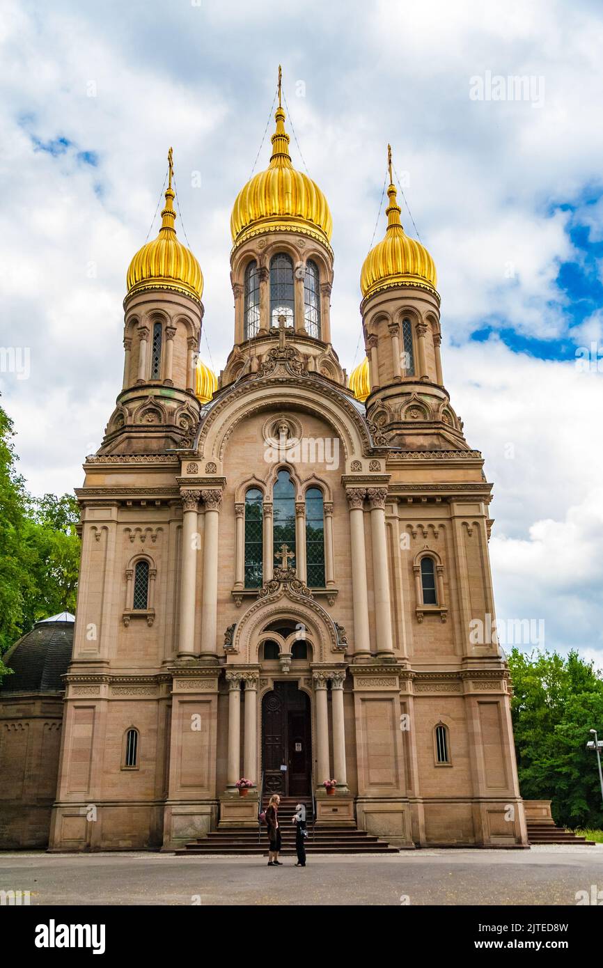 Schöner Blick auf die Westfassade der berühmten russisch-orthodoxen Kirche St. Elisabeth, auch griechische Kapelle genannt, mit ihren fünf goldenen Kuppeln auf dem... Stockfoto