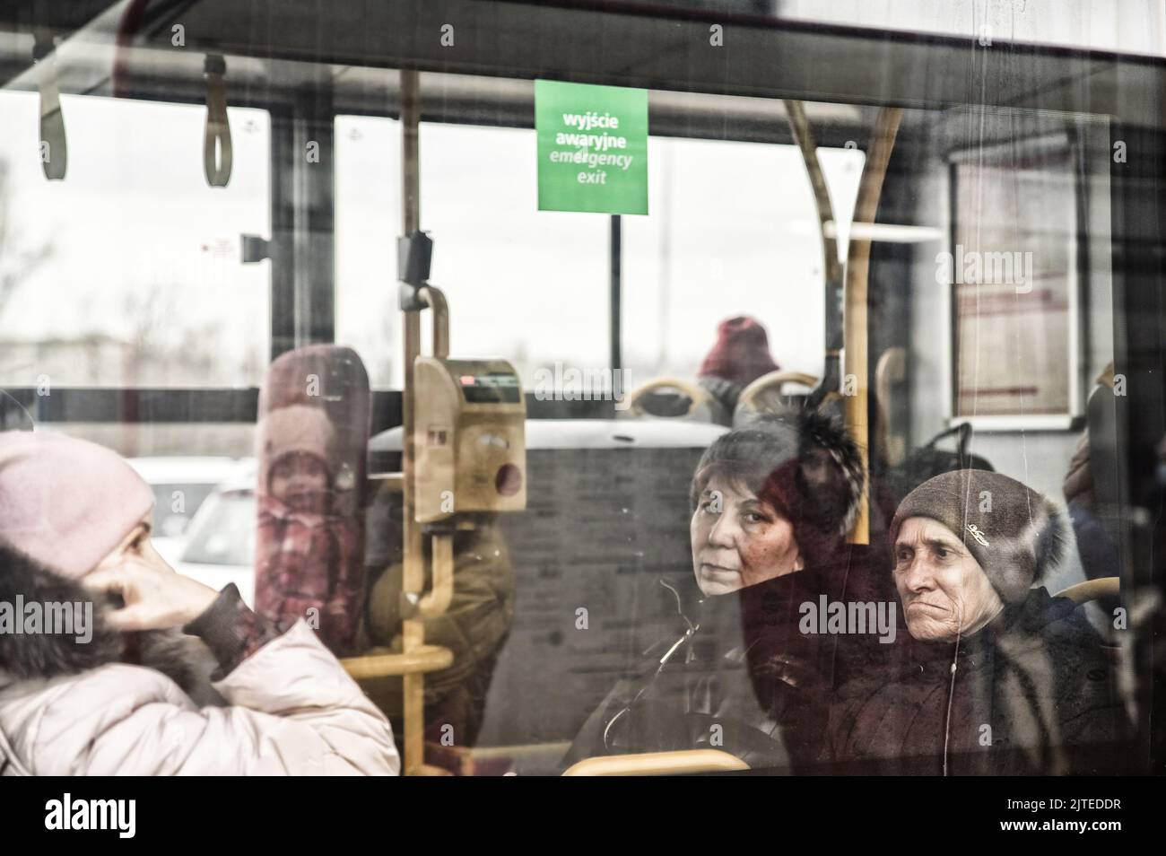Ukrainische Flüchtlinge in einem Zug am Bahnhof gesehen. Der Bahnhof wird zum Zwischenstopp für die Weiterreise von Flüchtlingen aus der vom Krieg zerrissenen Ukraine. Der Konflikt mit Russland hat zu einem Massenexodus hauptsächlich von Frauen und Kindern geführt. Gezwungen, ihre Häuser und ihr tägliches Leben zu verlassen, versuchen sie, an einem sicheren Ort Zuflucht zu finden. Stockfoto