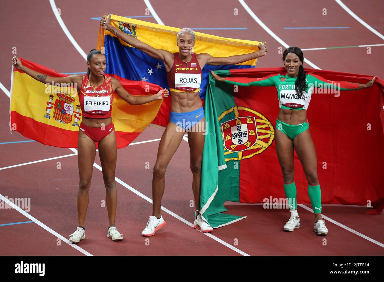 01.. August 2021 - Tokio, Japan: Ana Peleteiro aus Spanien (links) und Yulimar Rojas aus Venezuela (Mitte) und Patricia Mamona aus Portugal sind die Bronze Stockfoto