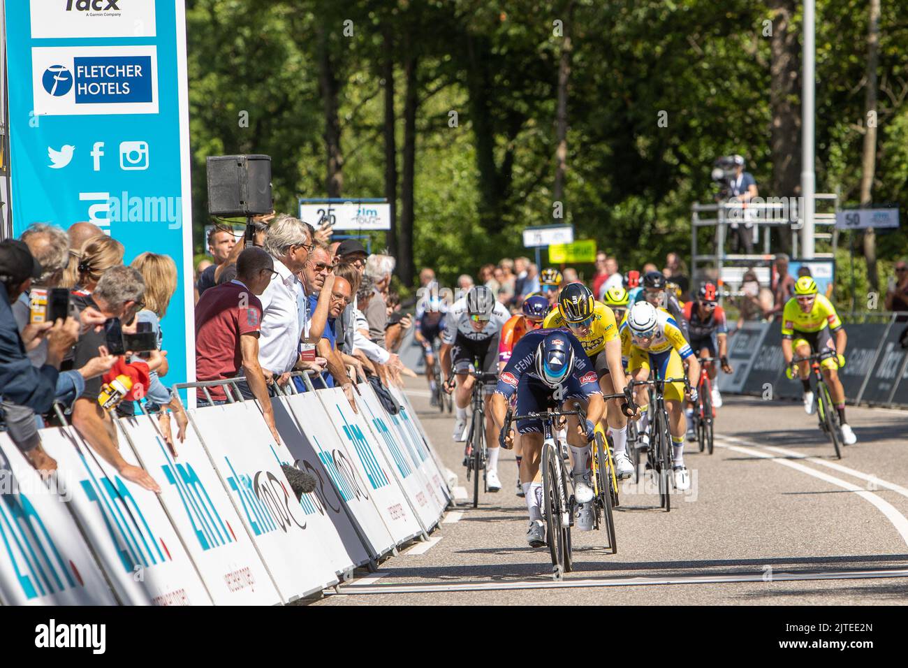 NIEDERLANDE – 9. Juni: Jakub Mareczko (Alpecin-Fenix) aus Italien fährt vor Olav Kooij (Jumbo-Visma) und Elia Viviani (Ineos-Grenadiers) Stockfoto