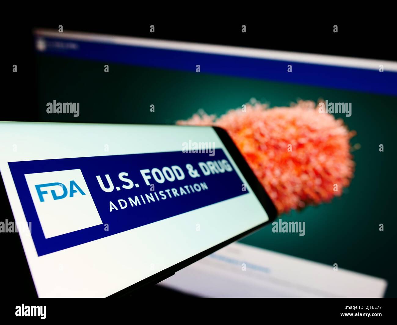 Mobiltelefon mit Logo der United States Food and Drug Administration (FDA) auf dem Bildschirm vor der Website. Konzentrieren Sie sich auf die linke Seite des Telefondisplays. Stockfoto