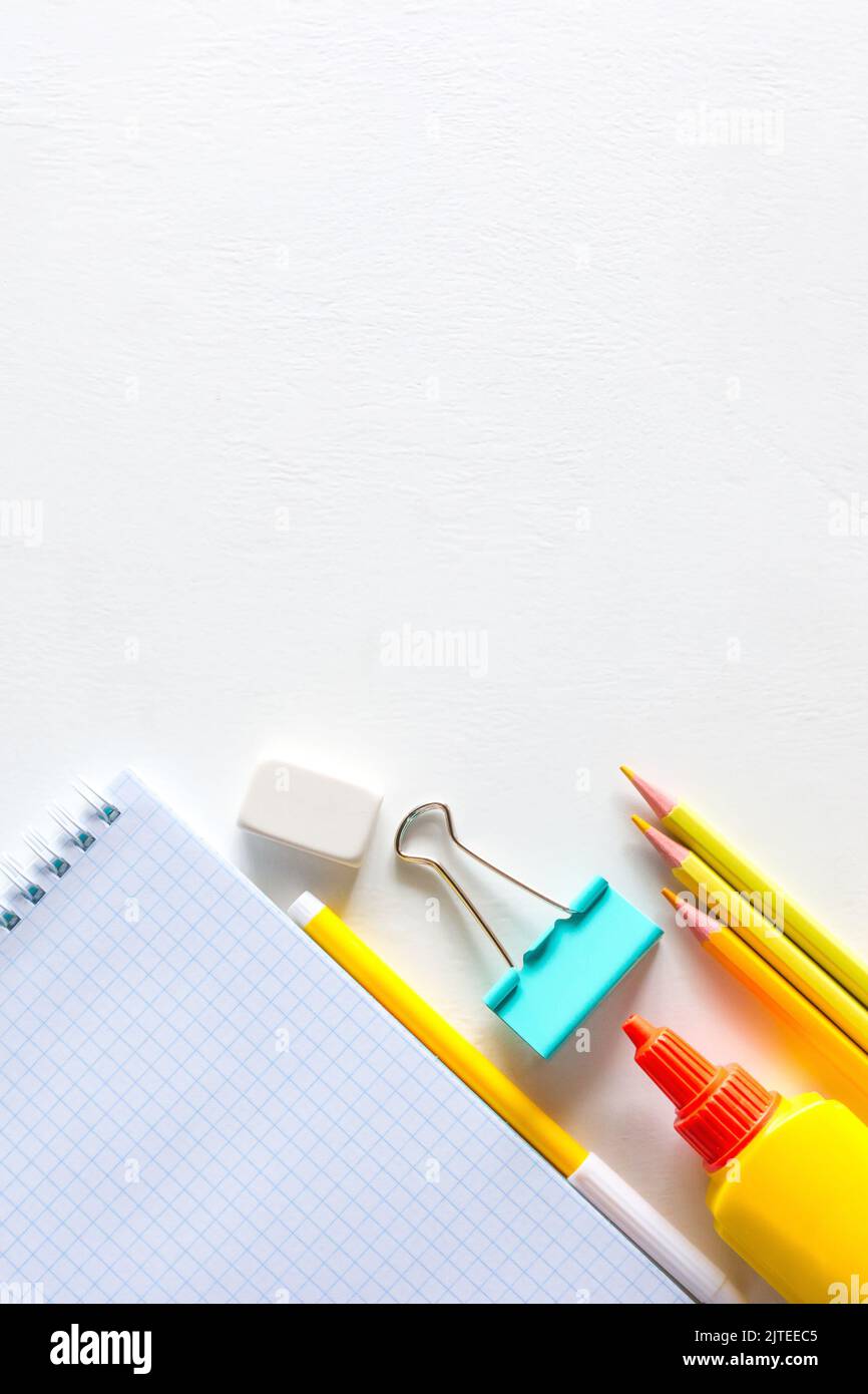 Schulbedarf mit Platz für Text auf weißem Hintergrund Stockfoto