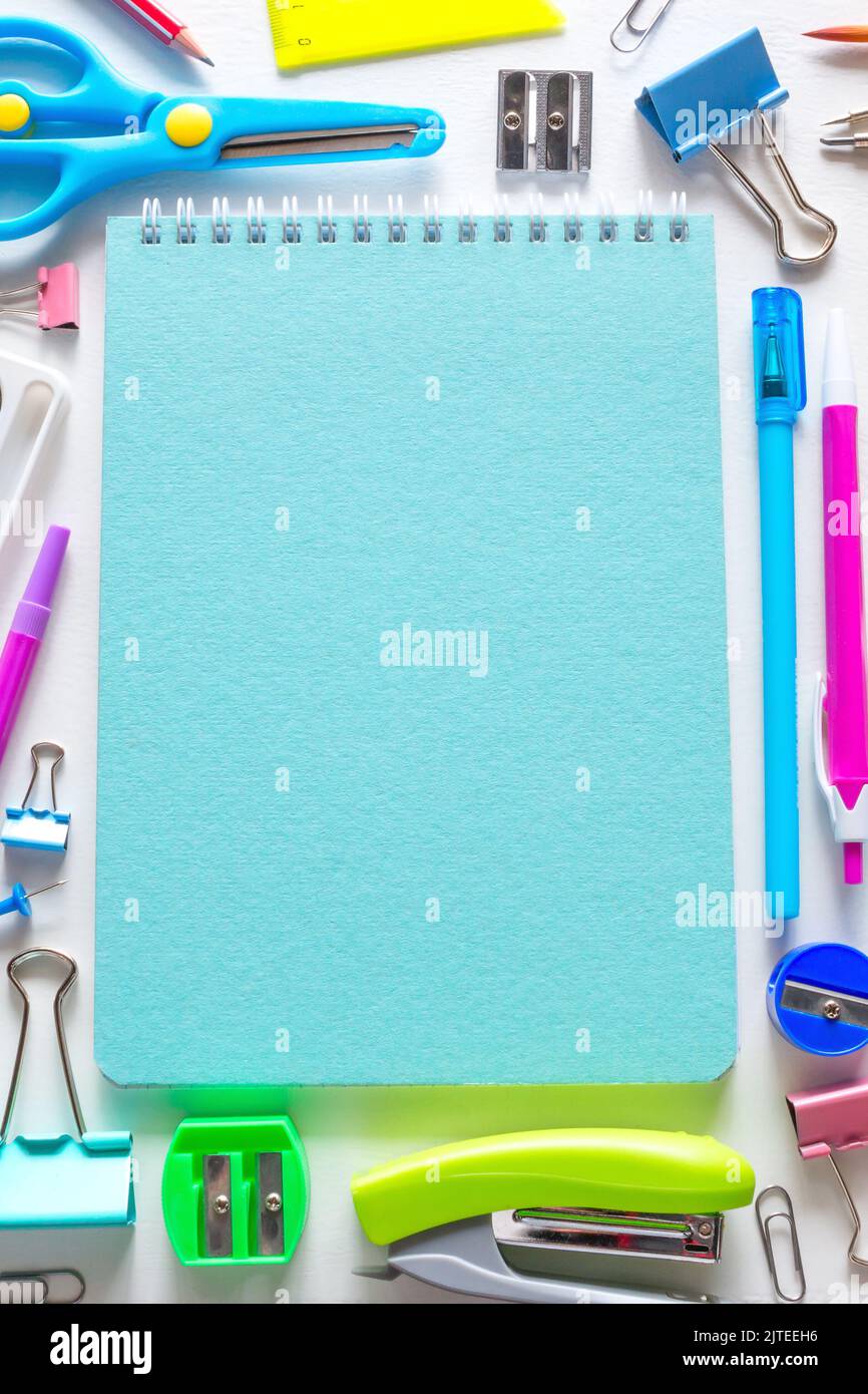 Zurück zum Schulkonzept. Schulbedarf und Notizbuch mit Platz für Text Stockfoto