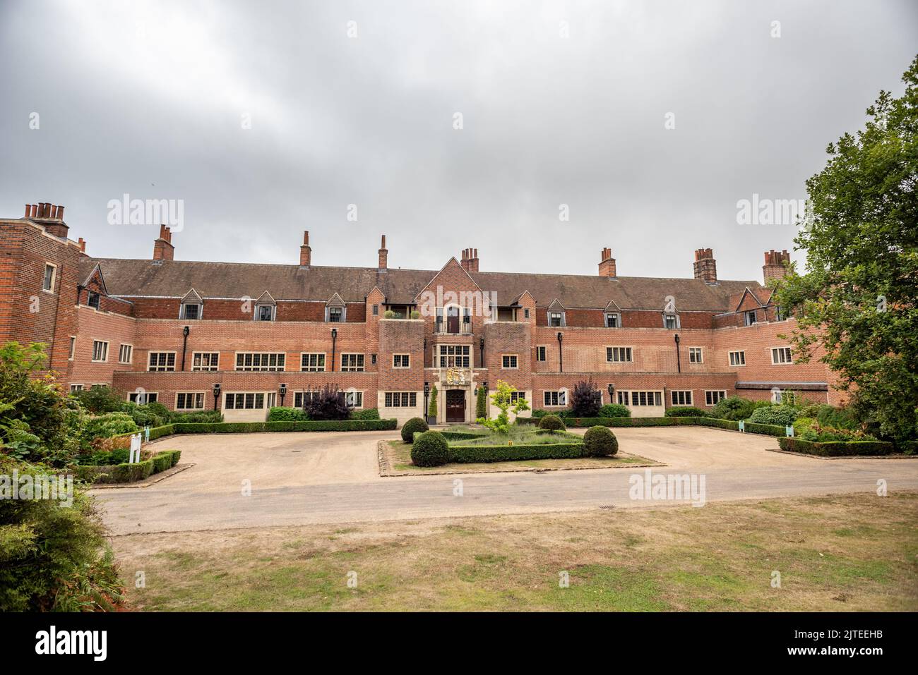 Midhurst, August 22. 2022: Das ehemalige King Edward VII Hospital, jetzt in Luxuswohnungen umgewandelt Stockfoto