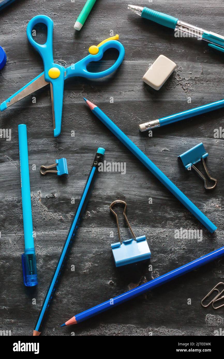 Blaue Schulbedarf auf einer Tafel Stockfoto