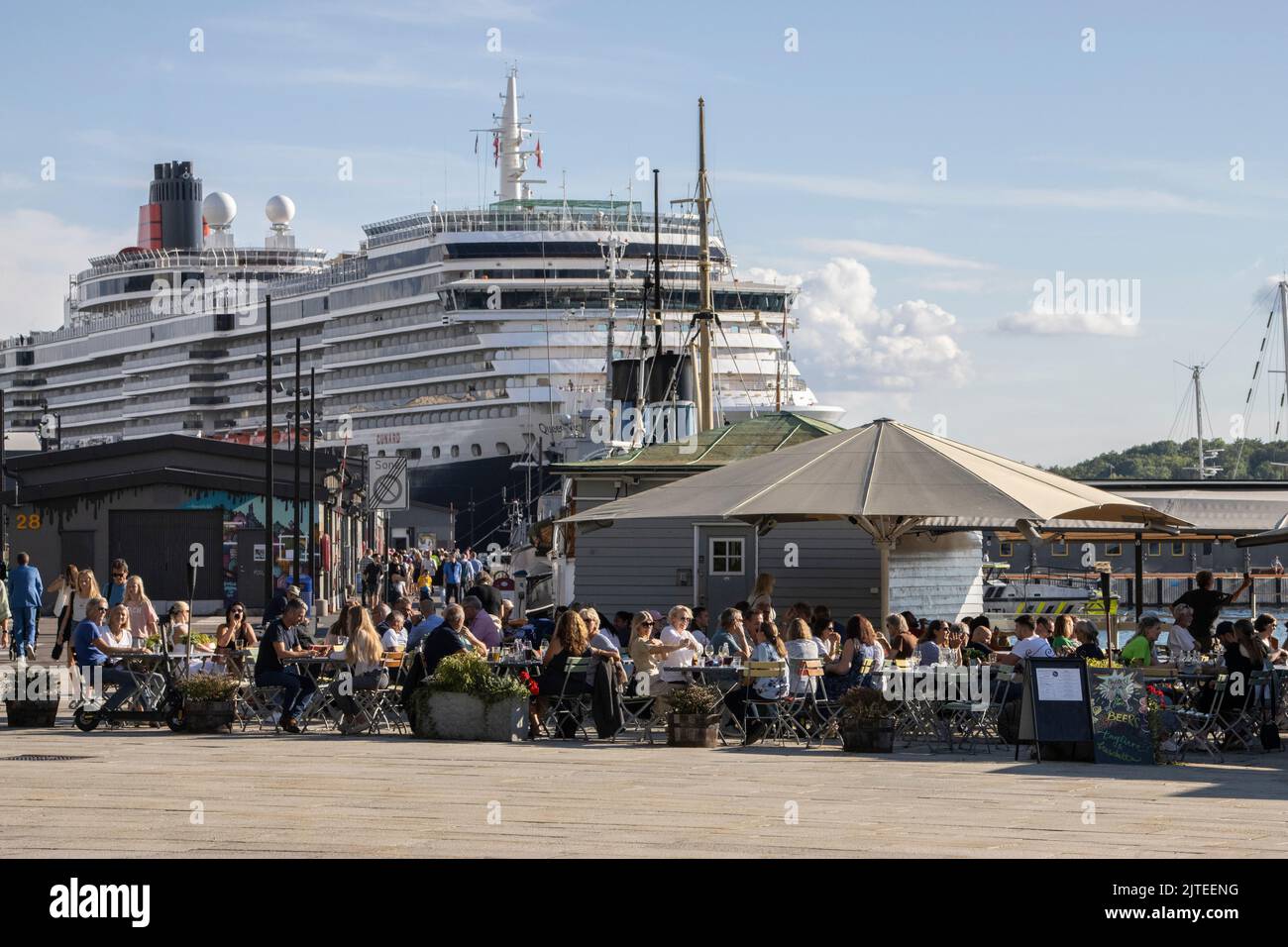 Stadthafen Oslo, Promenade mit Restaurants, Anlegestelle für alte und neue Yachten und Boote, mit Blick über den Oslo-Fjord, Norwegen, Skandinavien. Stockfoto