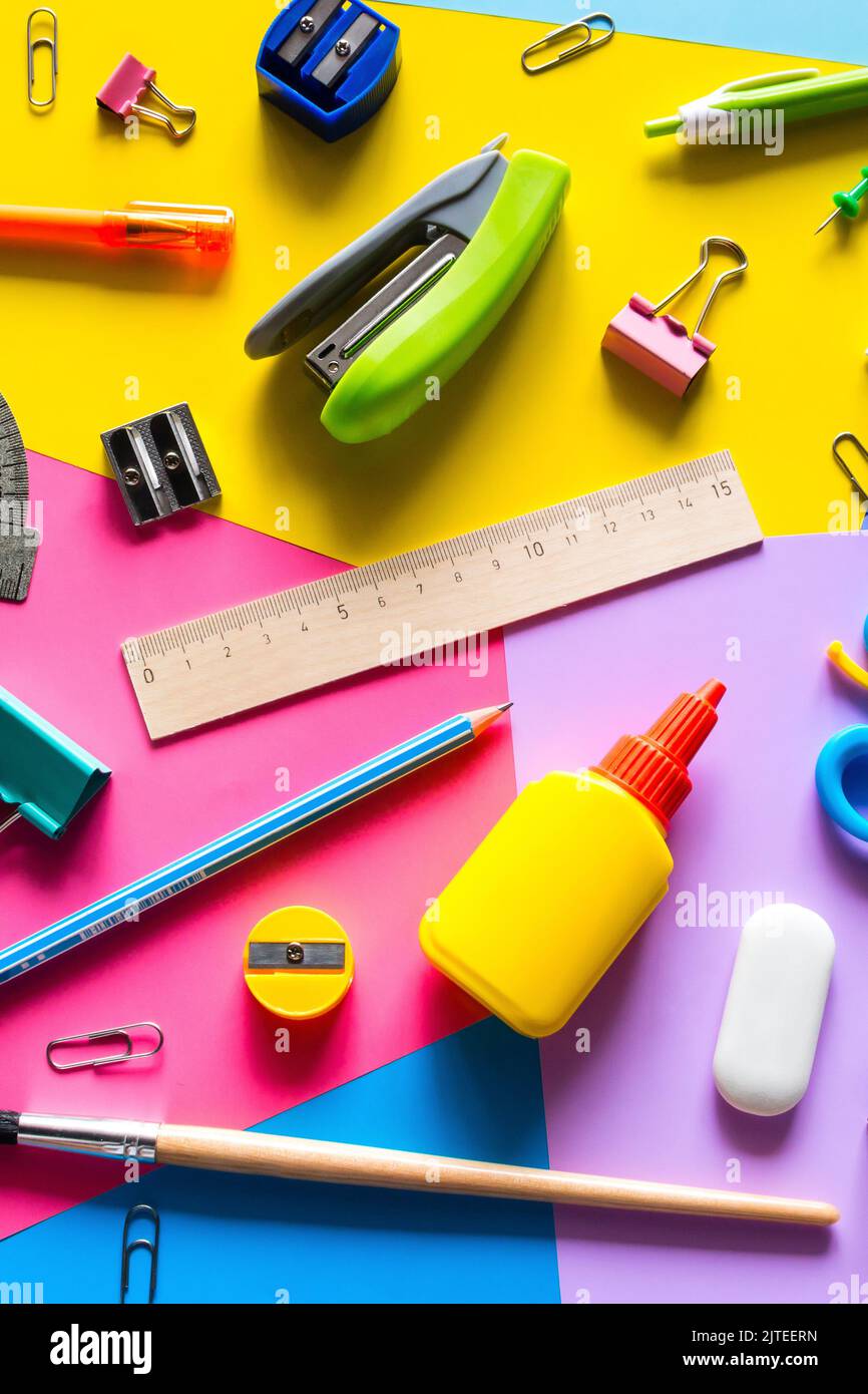 Verschiedene Accessoires für das Studium auf mehrfarbigem Hintergrund. Zurück zum Schulkonzept Stockfoto