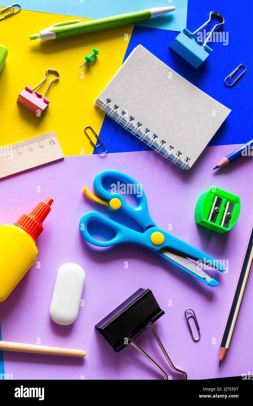 Verschiedene Accessoires für das Studium auf mehrfarbigem Hintergrund. Zurück zum Schulkonzept Stockfoto