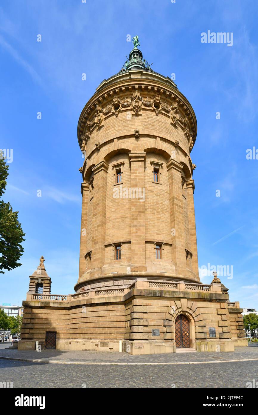 Mannheim, Deutschland - August 2022: Wasserturm genannt, Wahrzeichen der deutschen Stadt Mannheim in einem kleinen öffentlichen Park an sonnigen Tagen Stockfoto