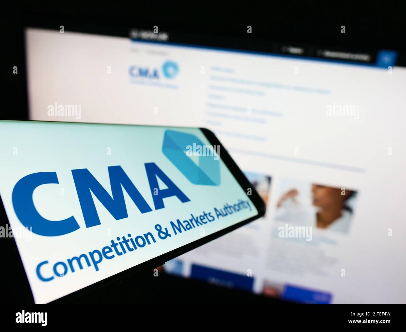 Smartphone mit Logo der British Competition and Markets Authority (CMA) auf dem Bildschirm vor der Website. Konzentrieren Sie sich auf die Mitte links des Telefondisplays. Stockfoto