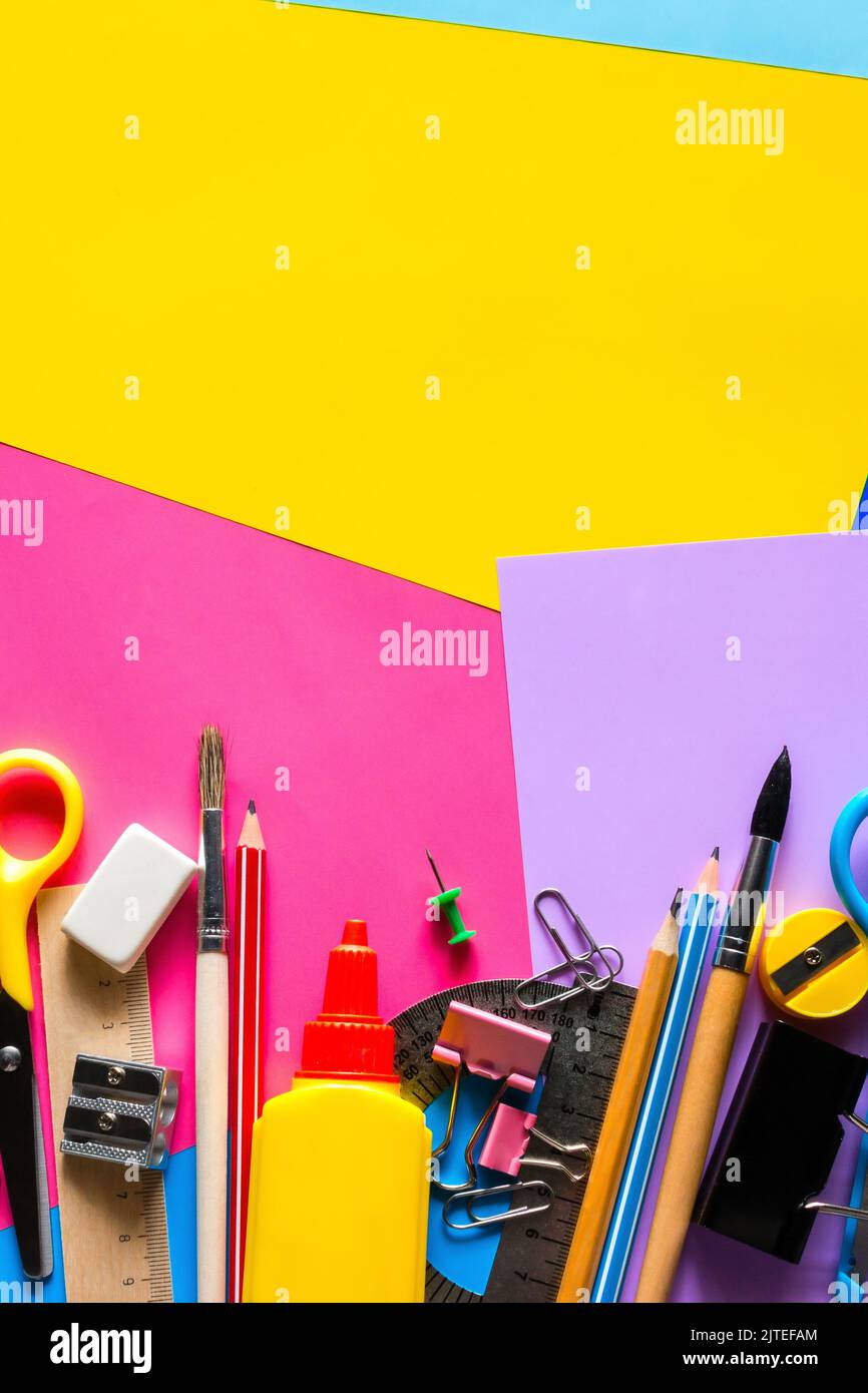 Schulbedarf für das Studium auf einem mehrfarbigen Hintergrund mit Platz Für Text Stockfoto