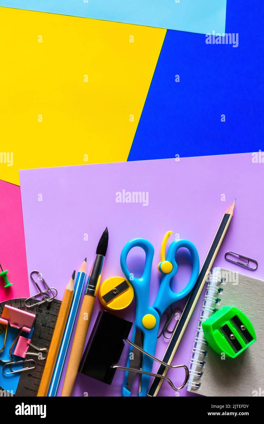 Schulbedarf für das Studium auf einem mehrfarbigen Hintergrund mit Platz Für Text Stockfoto