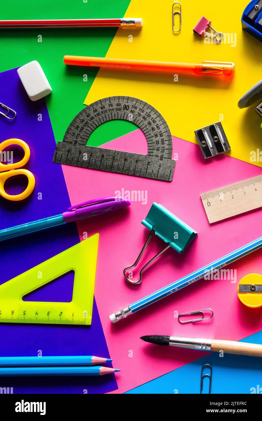 Verschiedene Accessoires für das Studium auf mehrfarbigem Hintergrund. Zurück zum Schulkonzept Stockfoto
