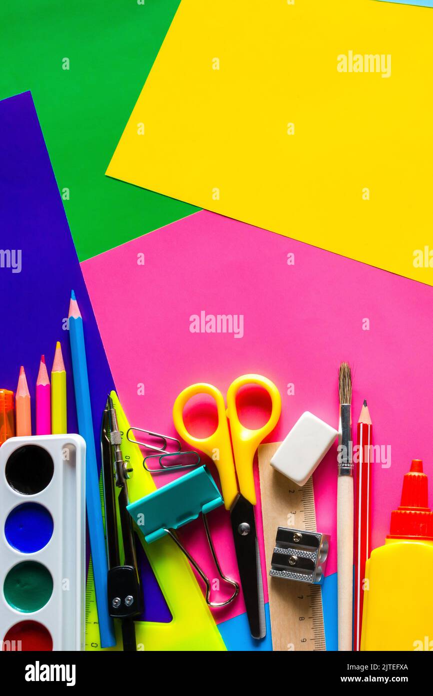Schulbedarf für das Studium auf einem mehrfarbigen Hintergrund mit Platz Für Text Stockfoto