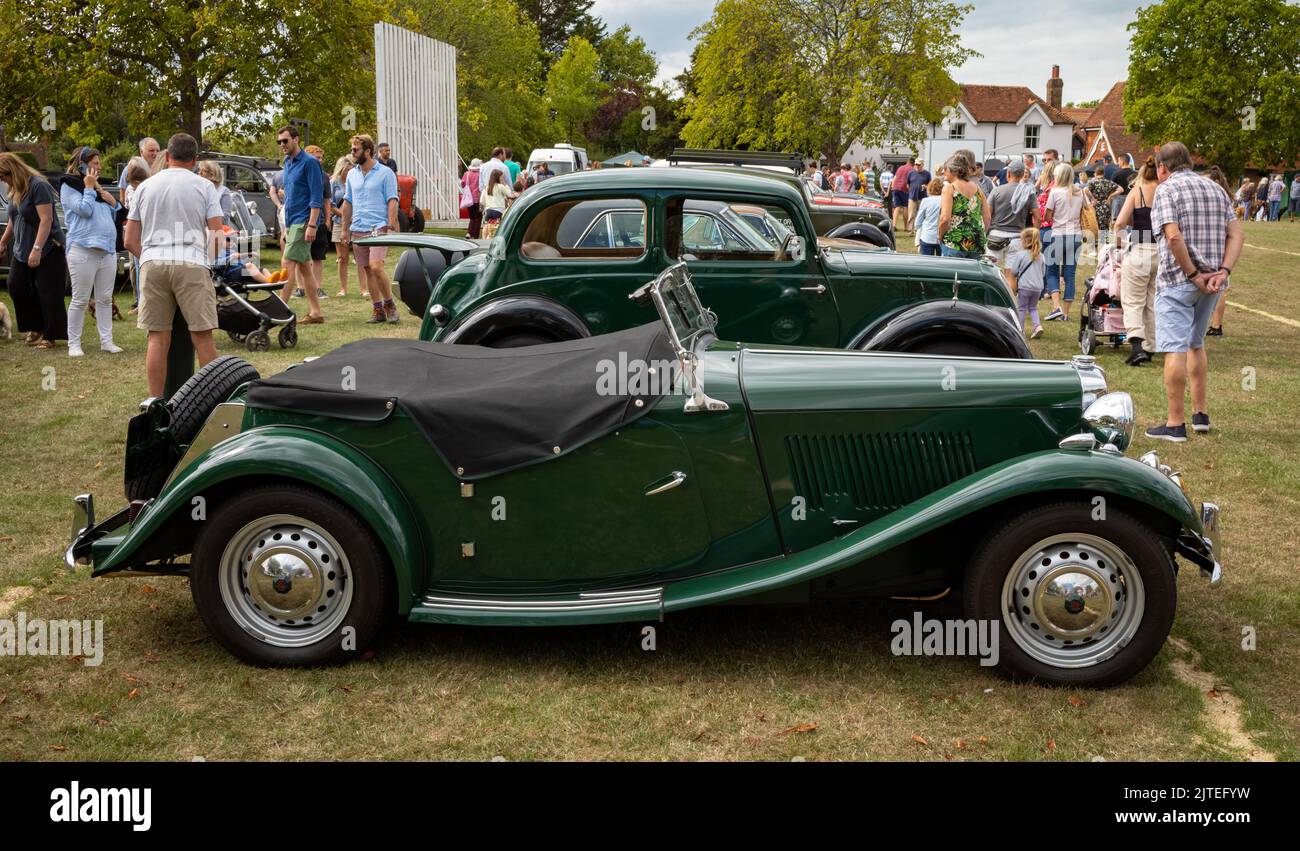 Ein alter zweisitziger Roadster-Sportwagen nach WW2 MG TD Midget, der im Wisborough Green Village Fete in West Sussex, Großbritannien, ausgestellt wird. Stockfoto