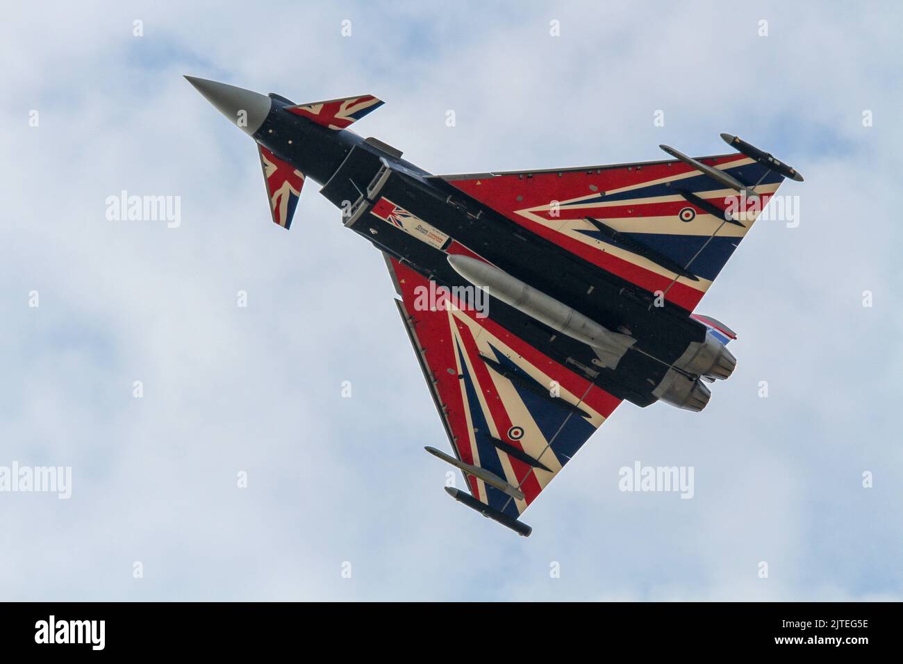 RAF Euro Fighter Typhoon Display Jet 'Anarchy1' landete auf der Start- und Landebahn 25 bei RAF Coningsbis zum 15.. August 2022 Stockfoto