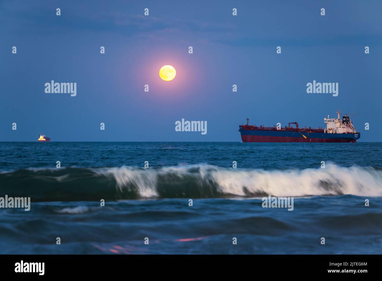 Segelschiff und Moonlight Night Sea Stockfoto